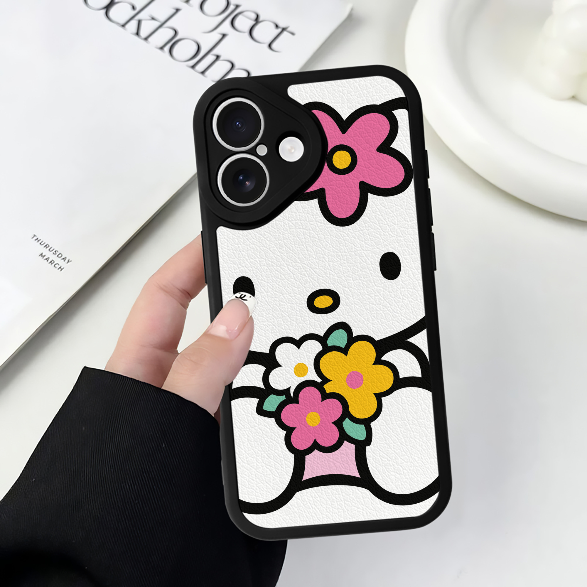 （画像用） Hello Kitty ハローキティ 【iPhone 16シリーズ対応】シリコンスマホケース（レザー調） 材質：シリコン